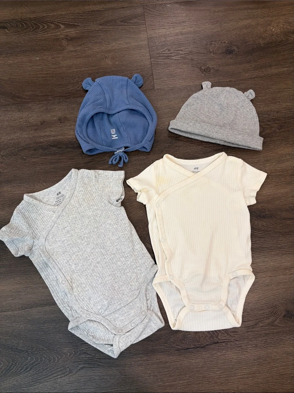H&M Ribbed Short Sleeve One-Piece Bodysuits and Hat(6-9M)